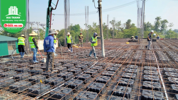 thuc-hien-do-be-tong-2-lop-san-phang-cong-trinh-nha-an-2-tang-dien-tich-hon-800m2