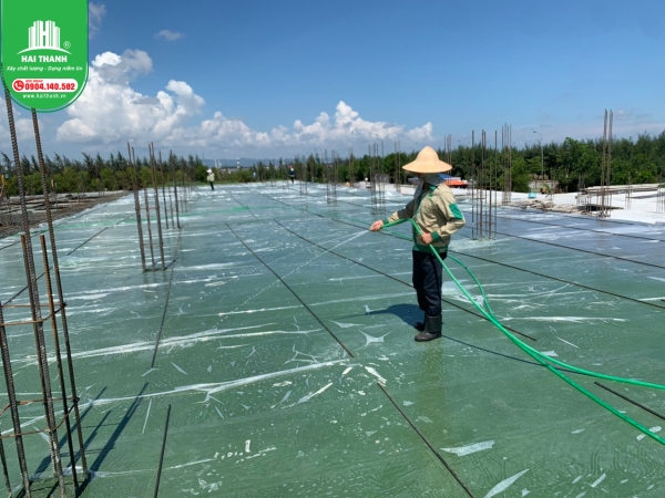 bao-duong-be-tong-du-ngay-tuoi-de-dam-bao-ket-cau-vung-chac 