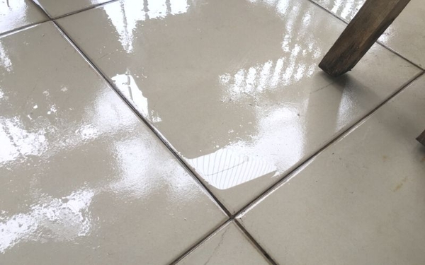 hien-tuong-nom-am-trong-nha-la-gi 