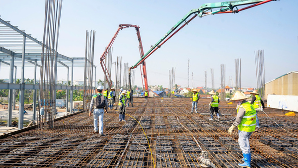 ky-thuat-thi-cong-san-hop-nhua-cho-nha-an-2-tang-tai-khu-cong-nghiep-nam-cau-kien