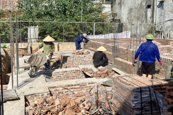 cong-truong-xay-dung-duoi-thoi-tiet-nang-nong-mua-he