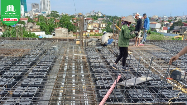 tim-hieu-ve-quy-trinh-thi-cong-san-hop-nhua 