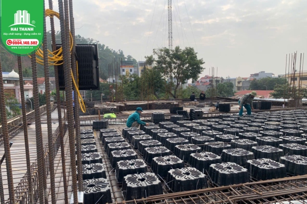 the-nao-la-san-phang-khong-dam-hop-nhua 