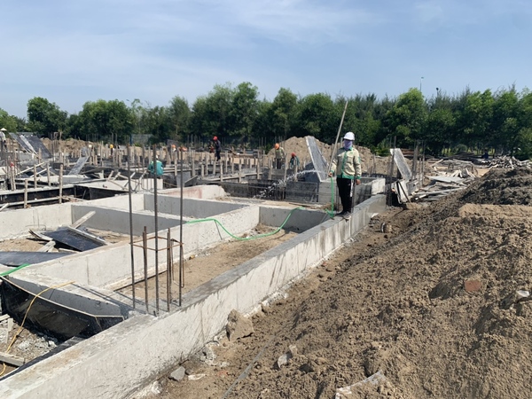 bao-duong-be-tong-mong-du-ngay-tuoi-de-dam-bao-ket-cau-mong 