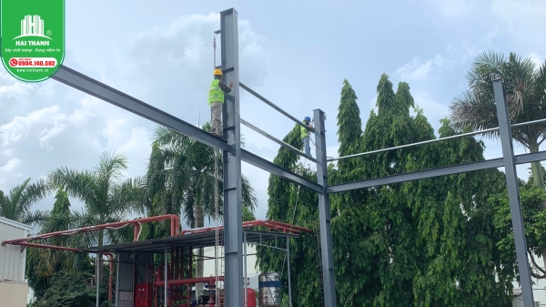 lap-dung-nha-xuong-khung-thep-tien-che-tai-cong-truong 